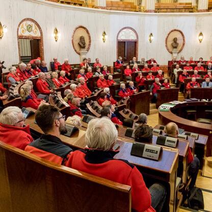 Przewodnicy turystyczni z województwa śląskiego uczestniczą w uroczystości Międzynarodowego Dnia Przewodnika Turystycznego w Sali Sejmu Śląskiego. (wygenerowano przez AI)