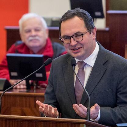 W Sali Sejmu Śląskiego na Międzynarodowym Dniu Przewodników Turystycznych odbywa się uroczystość wręczenia nagród za promocję turystyki województwa śląskiego. (wygenerowano przez AI)