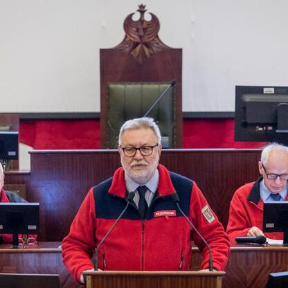 Przewodnicy z województwa śląskiego uczestniczą w uroczystości nagród za promocję regionu w Sali Sejmu Śląskiego. (wygenerowano przez AI)