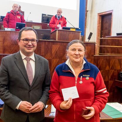 W Sali Sejmu Śląskiego podczas uroczystości nagród za promocję turystyki. (wygenerowano przez AI)