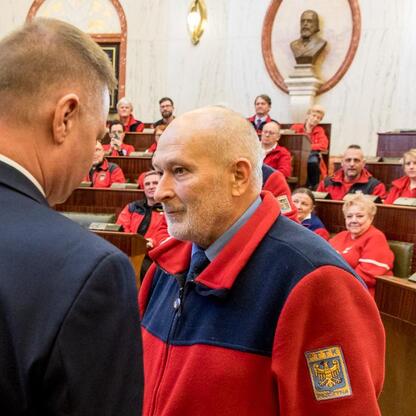 Przewodnicy z województwa śląskiego uczestniczą w uroczystości Międzynarodowego Dnia Przewodnika Turystycznego w Sali Sejmu Śląskiego. (wygenerowano przez AI)