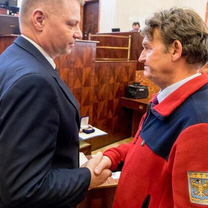 Rafał Adamczyk, członek Zarządu Województwa Śląskiego, wręcza nagrodę na Międzynarodowym Dniu Przewodników Turystycznych. (wygenerowano przez AI)