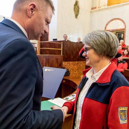 Ceremonia wręczenia nagród w Sali Sejmu Śląskiego z okazji Międzynarodowego Dnia Przewodnika Turystycznego. (wygenerowano przez AI)