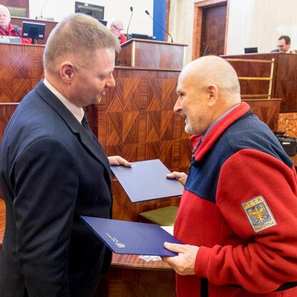 Ceremonia wręczenia nagród w Sali Sejmu Śląskiego, gdzie Rafał Adamczyk i inżynier Elżbieta Stolorz-Krzisz uhonorowali przewodników za wkład w promocję turystyki. (wygenerowano przez AI)