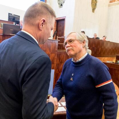 Wernisaż nagród za promocję turystyki w Sali Sejmu Śląskiego. (wygenerowano przez AI)