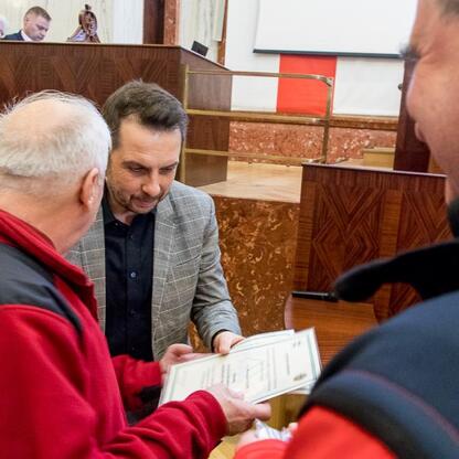 Członek Zarządu Województwa Rafał Adamczyk uczestniczy w spotkaniu z przewodnikami turystycznymi w Sali Sejmu Śląskiego. (wygenerowano przez AI)