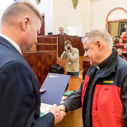 W Sali Sejmu Śląskiego wyróżniono przewodników za zasługi w promocji turystyki regionu. (wygenerowano przez AI)