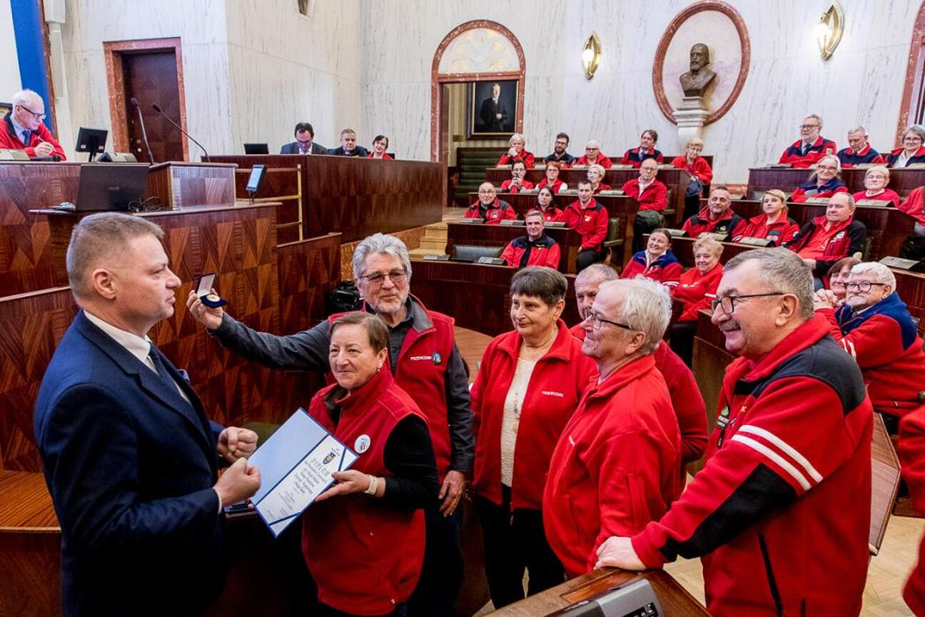 Członek Zarządu Województwa Rafał Adamczyk uczestniczy w uroczystości wręczenia nagród dla przewodników turystycznych z okazji Międzynarodowego Dnia Przewodników Turystycznych w Sali Sejmu Śląskiego. (wygenerowano przez AI)