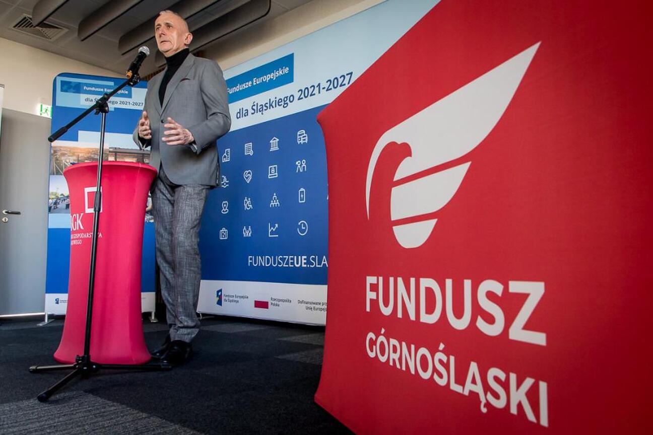 Wicemarszałek Województwa Śląskiego Leszek Pietraszek przemawia na briefingu prasowym o nowych pożyczkach rozwojowych dla przedsiębiorców. (wygenerowano przez AI)