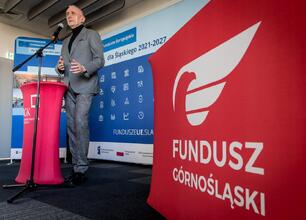 Wicemarszałek Województwa Śląskiego Leszek Pietraszek przemawia na briefingu prasowym o nowych pożyczkach rozwojowych dla przedsiębiorców. (wygenerowano przez AI)