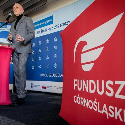Wicemarszałek Województwa Śląskiego Leszek Pietraszek przemawia na konferencji prasowej o nowym programie finansowym dla przedsiębiorstw. (wygenerowano przez AI)