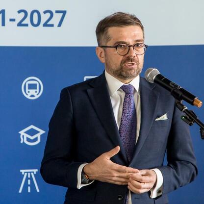 Wicemarszałek Województwa Śląskiego Leszek Pietraszek przemawia na briefingu prasowym o wsparciu dla przedsiębiorstw w regionie. (wygenerowano przez AI)