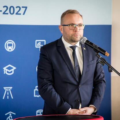 Wicemarszałek Województwa Śląskiego Leszek Pietraszek przemawia na briefingu prasowym o nowym programie finansowym dla rozwoju regionu. (wygenerowano przez AI)