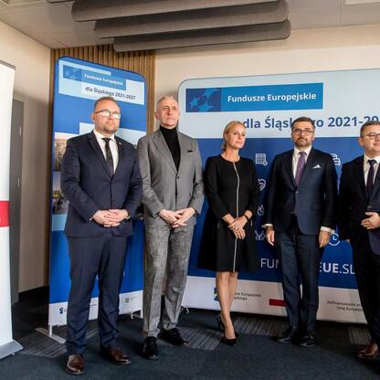 Leszek Pietraszek, wicemarszałek Województwa Śląskiego, oraz przedstawiciele Funduszu Górnośląskiego i Banku Gospodarstwa Krajowego podczas briefingu prasowego o nowych finansach dla przedsiębiorstw. (wygenerowano przez AI)
