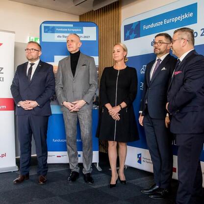 Wicemarszałek Województwa Śląskiego Leszek Pietraszek oraz przedstawiciele Funduszu Górnośląskiego i Banku Gospodarstwa Krajowego promują Europejskie Fundusze dla Śląska 2021-2027. (wygenerowano przez AI)