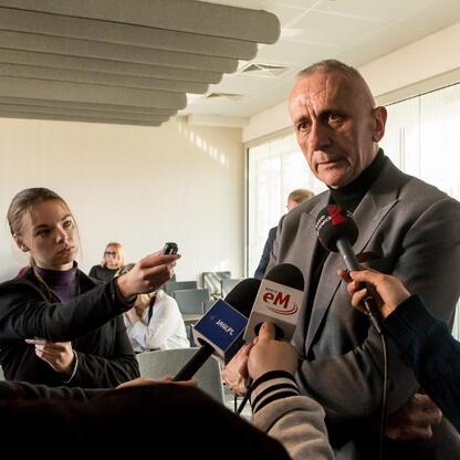Wicemarszałek Województwa Śląskiego Leszek Pietraszek przemawia na konferencji prasowej o nowym programie finansowym dla przedsiębiorstw. (wygenerowano przez AI)