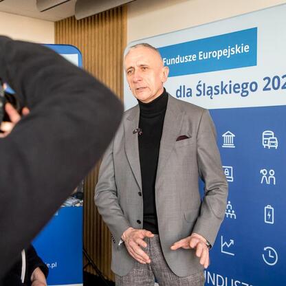 Wicemarszałek Województwa Śląskiego Leszek Pietraszek przemawia na konferencji prasowej o nowym programie finansowym dla przedsiębiorstw. (wygenerowano przez AI)