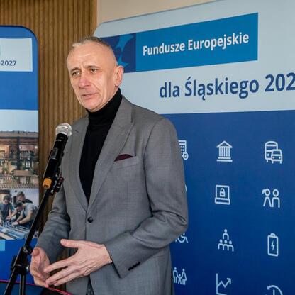 Wicemarszałek Województwa Śląskiego Leszek Pietraszek przemawia na briefingu prasowym o Europejskich Fundach dla Śląska 2021-2027. (wygenerowano przez AI)