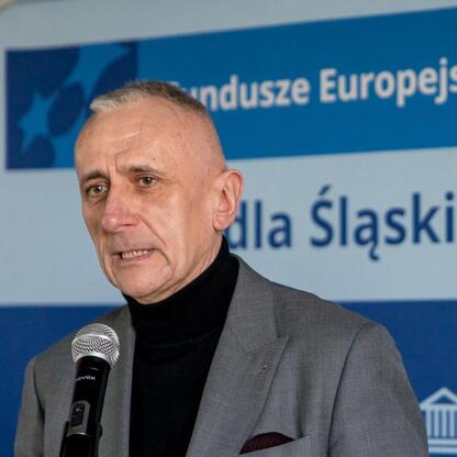 Wicemarszałek Województwa Śląskiego Leszek Pietraszek przemawia na briefingu prasowym o nowych pożyczkach rozwojowych dla przedsiębiorców. (wygenerowano przez AI)