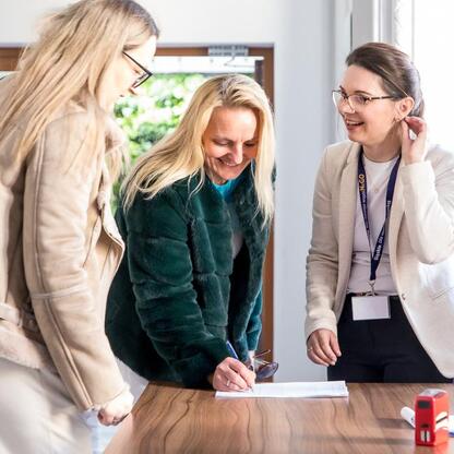 Trzy kobiety w profesjonalnym ujęciu podczas spotkania informacyjnego w ramach projektu 