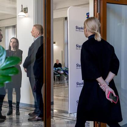 Członek Zarządu Województwa Śląskiego Rafał Adamczyk prowadzi spotkanie informacyjne o grantach dla organizacji społecznych w Urzędzie Marszałkowskim Województwa Śląskiego. (wygenerowano przez AI)