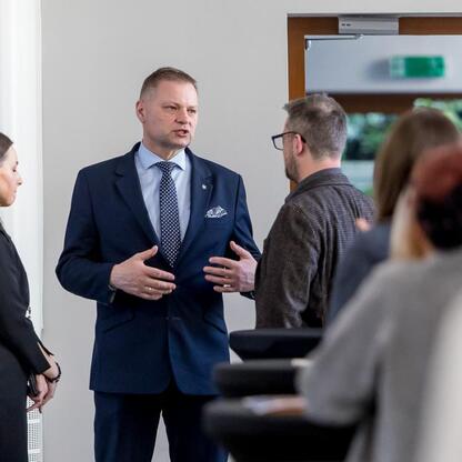 Rafał Adamczyk, członek Zarządu Województwa Śląskiego, informuje o procesie aplikacji na granty w projekcie 