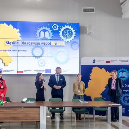 Członek Zarządu Województwa Śląskiego Rafał Adamczyk prowadzi spotkanie informacyjne o projekcie grantowym 