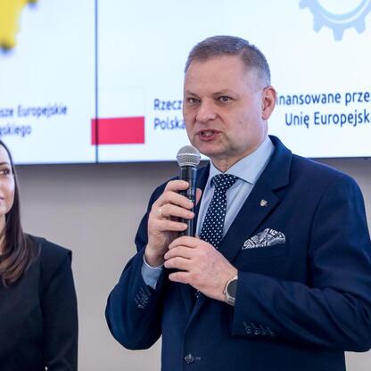 Rafał Adamczyk, członek Zarządu Województwa Śląskiego, przemawia na konferencji o projekcie 