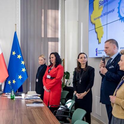 Rafał Adamczyk, członek Zarządu Województwa Śląskiego, przemawia na spotkaniu w Urzędzie Marszałkowskim Województwa Śląskiego. (wygenerowano przez AI)