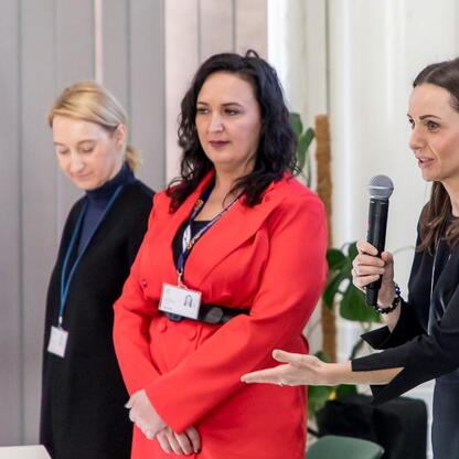 Trzy kobiety uczestniczą w spotkaniu informacyjnym projektu grantowego 