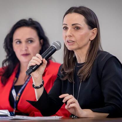 Dwie kobiety uczestniczą w spotkaniu w ramach projektu 