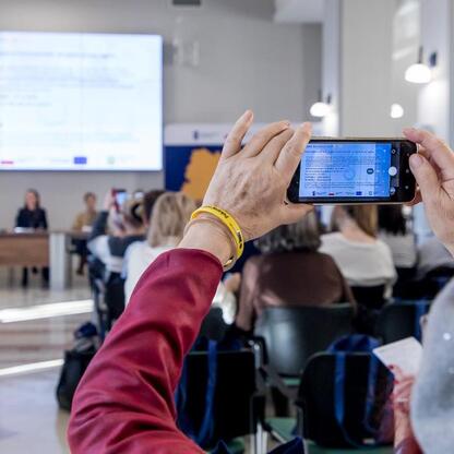 Grupa ludzi uczestniczy w spotkaniu informacyjnym o grantach dla organizacji społecznych województwa śląskiego. (wygenerowano przez AI)