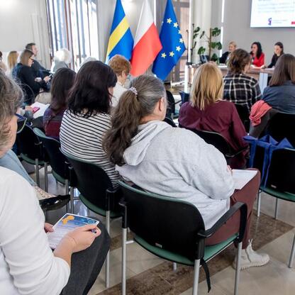 Grupa ludzi uczestniczy w konferencji o grantach dla organizacji społecznych województwa śląskiego. (wygenerowano przez AI)