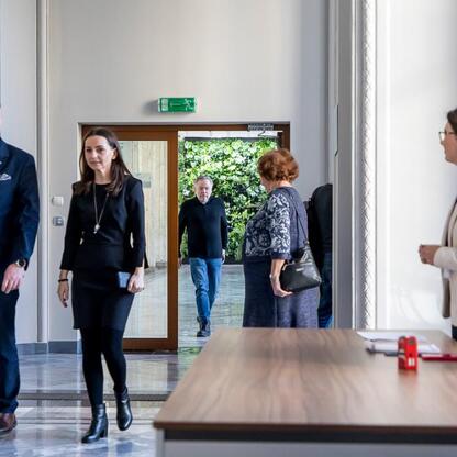 Członek Zarządu Województwa Śląskiego Rafał Adamczyk prowadzi spotkanie informacyjne o projekcie grantowym wspierającym lokalne organizacje społeczne w województwie śląskim. (wygenerowano przez AI)