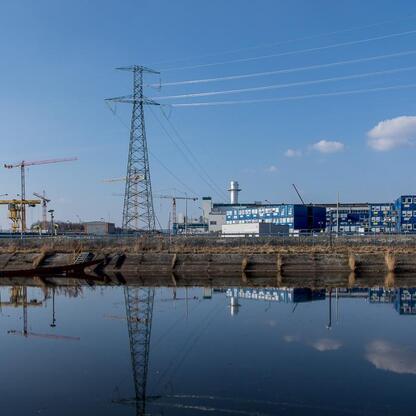 Nowy blok gazowy w Rybniku, projekt Polskiej Grupy Energetycznej, zainwestowany w 6 mld zł. (wygenerowano przez AI)