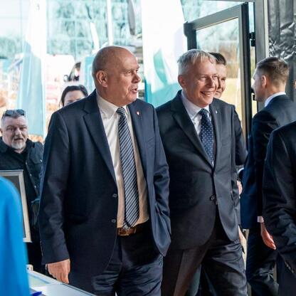 Wojciech Saługa, Marszałek Województwa Śląskiego, omawia budowę nowego bloku gazowego w Elektrowni Rybnik. (wygenerowano przez AI)