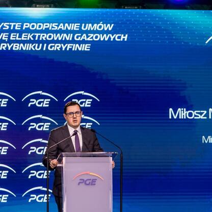 Podpisanie umów na budowę elektrowni gazowych w Rybniku i Gryfinie, organizowane przez Polską Grupę Energetyczną. (wygenerowano przez AI)