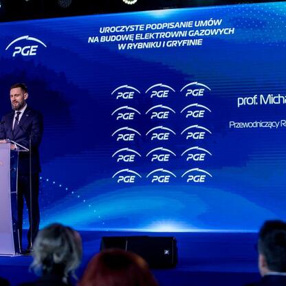 Podpisanie umów na budowę elektrowni gazowych w Rybniku i Gryfinie, organizowane przez Polską Grupę Energetyczną. (wygenerowano przez AI)
