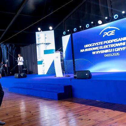 Podpis: Uroczyste podpisywanie umów na budowę nowych bloków gazowych w Rybniku i Gryfinie, z udziałem przedstawicieli PGE i władz regionu. (wygenerowano przez AI)