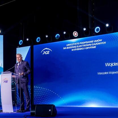 Podpis: Marszałek Wojciech Saługa i minister Miłosz Motyka podpisują umowy na budowę nowych bloków gazowych w Rybniku i Gryfinie. (wygenerowano przez AI)