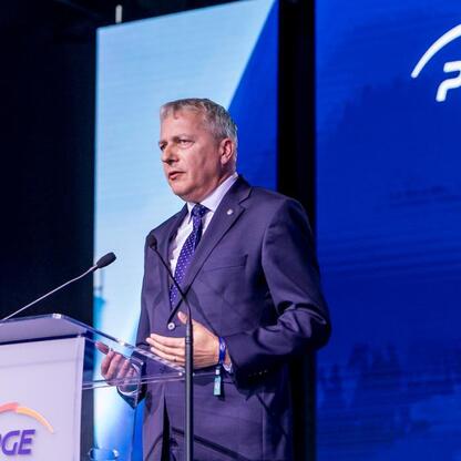 Marszałek Wojciech Saługa przemawia na konferencji w Elektrowni Rybnik, podpisując umowy na budowę nowych bloków gazowych. (wygenerowano przez AI)