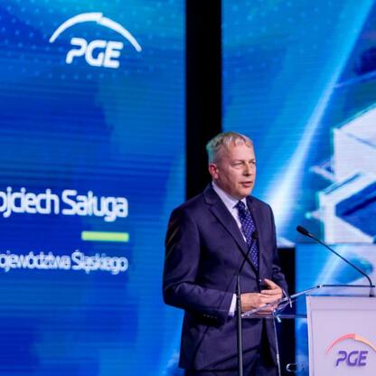 Marszałek Wojciech Saługa przemawia na konferencji w Elektrowni Rybnik, odbierając umowę na budowę nowego bloku gazowego. (wygenerowano przez AI)