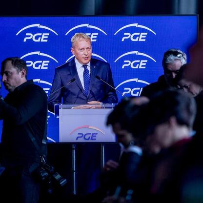 Marszałek Wojciech Saługa przemawia na konferencji prasowej o inwestycjach energetycznych w Rybniku i Gryfino. (wygenerowano przez AI)
