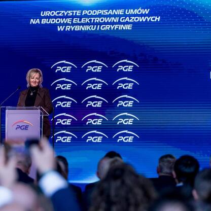 Podpis: Uroczyste podpisanie umowy na budowę nowych bloków gazowych w Rybniku i Gryfinie, organizowane przez Polską Grupę Energetyczną. (wygenerowano przez AI)