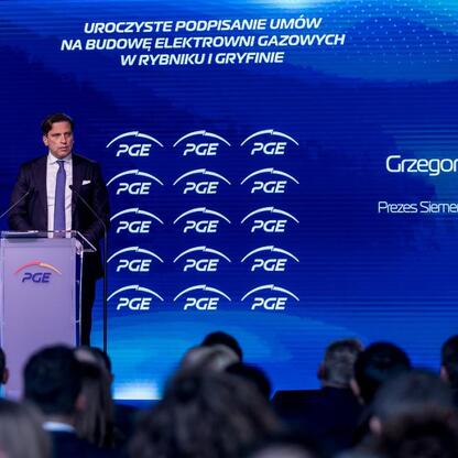 Podpis: Uroczyste podpisanie umów na budowę nowych bloków gazowych w Rybniku i Gryfinie, organizowane przez Polską Grupę Energetyczną. (wygenerowano przez AI)