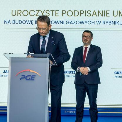 Podpis: Uroczyste podpisanie umów na budowę nowych bloków gazowych w Rybniku i Gryfinie, organizowane przez Polską Grupę Energetyczną. (wygenerowano przez AI)