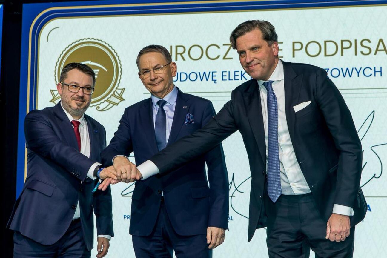 Marszałek Wojciech Saługa i uczestnicy podpisują umowy na budowę nowego bloku gazowego w Elektrowni Rybnik. (wygenerowano przez AI)