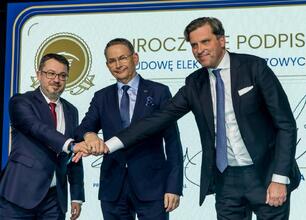 Marszałek Wojciech Saługa i uczestnicy podpisują umowy na budowę nowego bloku gazowego w Elektrowni Rybnik. (wygenerowano przez AI)