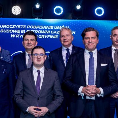 Marszałek Wojciech Saługa i uczestnicy podpisują umowy na budowę nowego bloku gazowego w Elektrowni Rybnik. (wygenerowano przez AI)