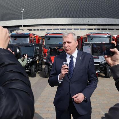 Marszałek Wojciech Saługa przemawia przed strażakami i dziennikarzami. (wygenerowano przez AI)